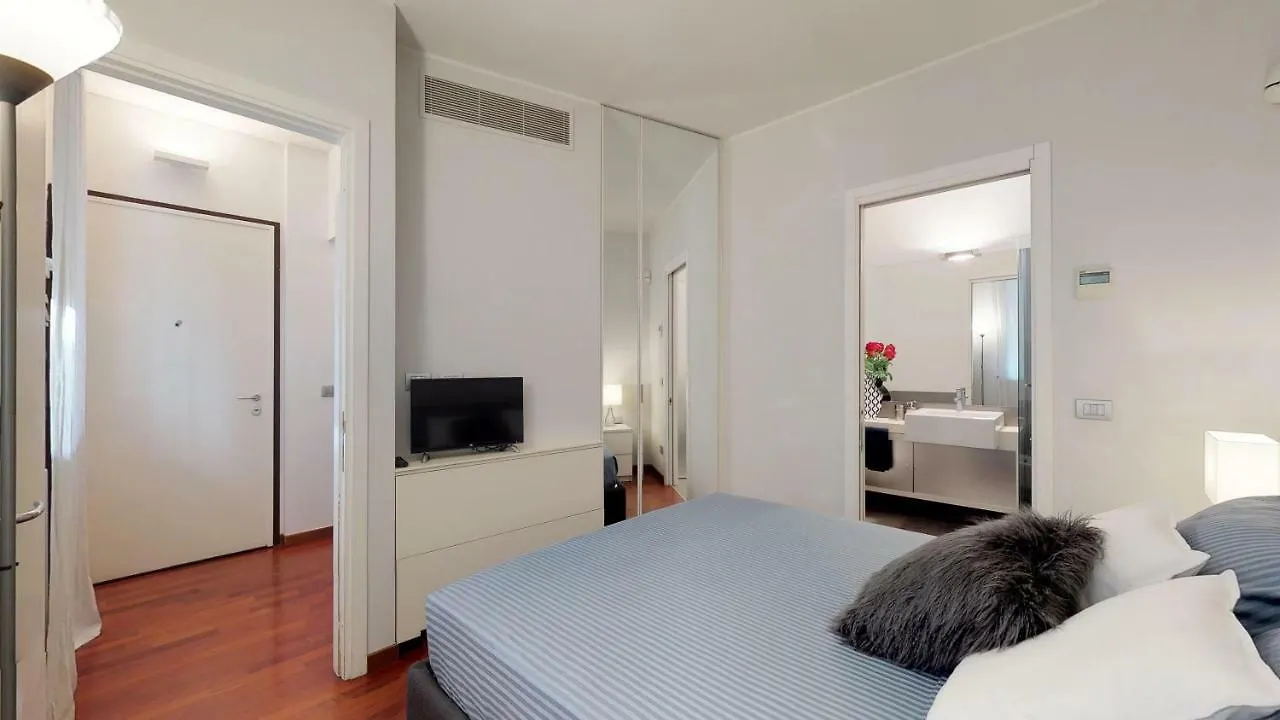 Design Apartment Near Duomo Square Milan